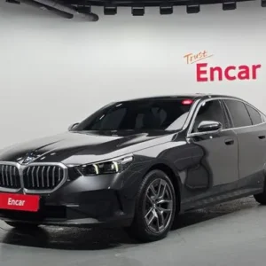 بي ام دبليو الفئة الخامسة 2025 السعر واصل ميناء الدمام 170,800الف ريال